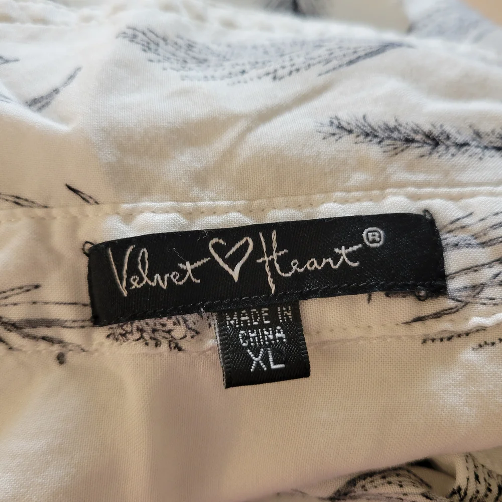 Velvet Heart White and Black Botanical Button Down Shirt - Picture 4 of 5